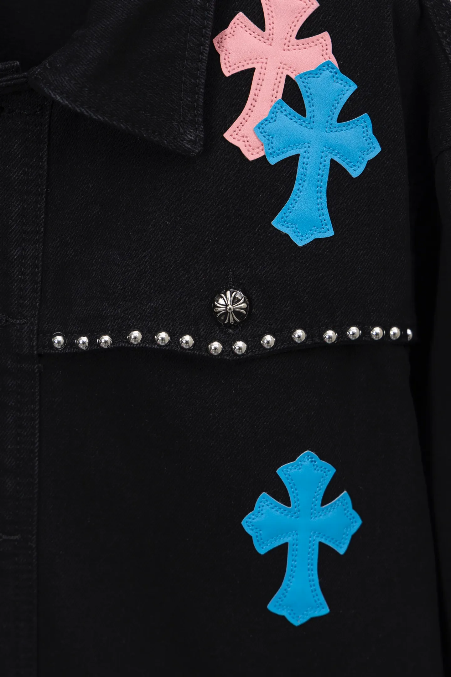 P300 model number/F109 Chrome Hearts Chrome Hearts heavy-duty denim jacket with rivets. The same style as the Internet celebrity star. The cross-printed denim jacket has a unique cross design element and is full of design. It is made of 100% denim cotton fabric with heavy coarse yarn count, which ensures a stiff and tough silhouette while being soft, comfortable and breathable. The lapel is designed with silver buttons and is full of texture. The classic cross logo is all over the dress, making it a perfect versatile style for spring and summer! The original loose version is made of high-quality pure cotton fabrics. The fabric pattern is high-definition and delicate without burrs. It is comfortable and breathable to wear. All the buttons are molded and customized. It is casual and fashionable and can be matched with any bottoms. It can be windproof and sunproof in spring and summer. It can be worn outside in autumn and winter! Easily concave shape makes you look slimmer and taller, perfect for both men and women! Color: Black Version: Loose